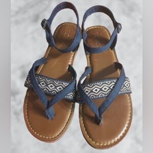 Tom’s navy Lexie canvas embroidered flat sandals, sz 6 1/2